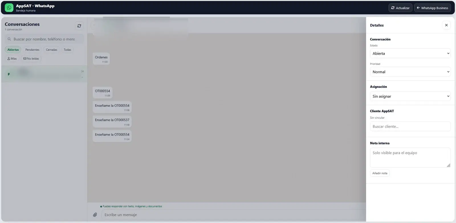 Panel de detalle de una conversación de WhatsApp Business en AppSat con estado prioridad asignación cliente y nota interna
